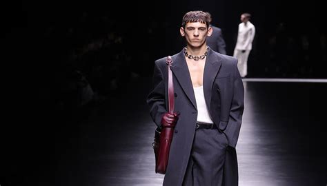 sfilata gucci uomo omaggio bowie|Il maschile possibile di Gucci alla Triennale Milano .